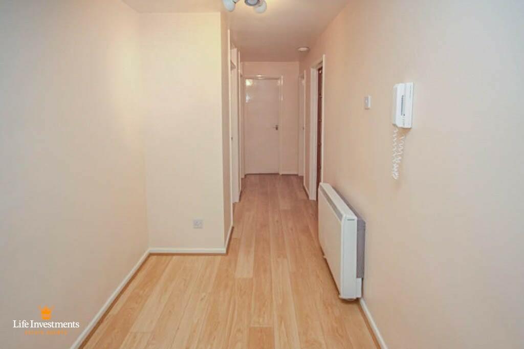 Apartment in Warwick - View 3