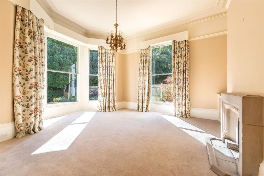 Apartment in Dorking, Pixham - View 2