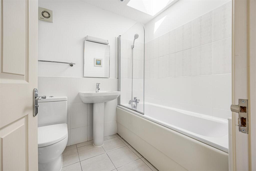 House in Gloucester - View 5