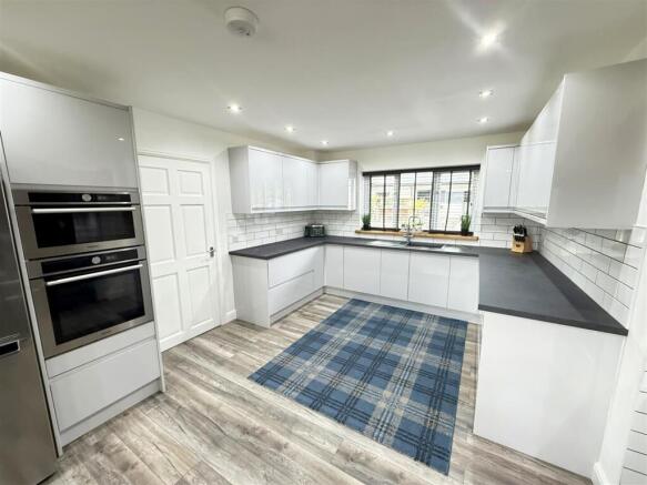 KITCHEN/DINING AREA