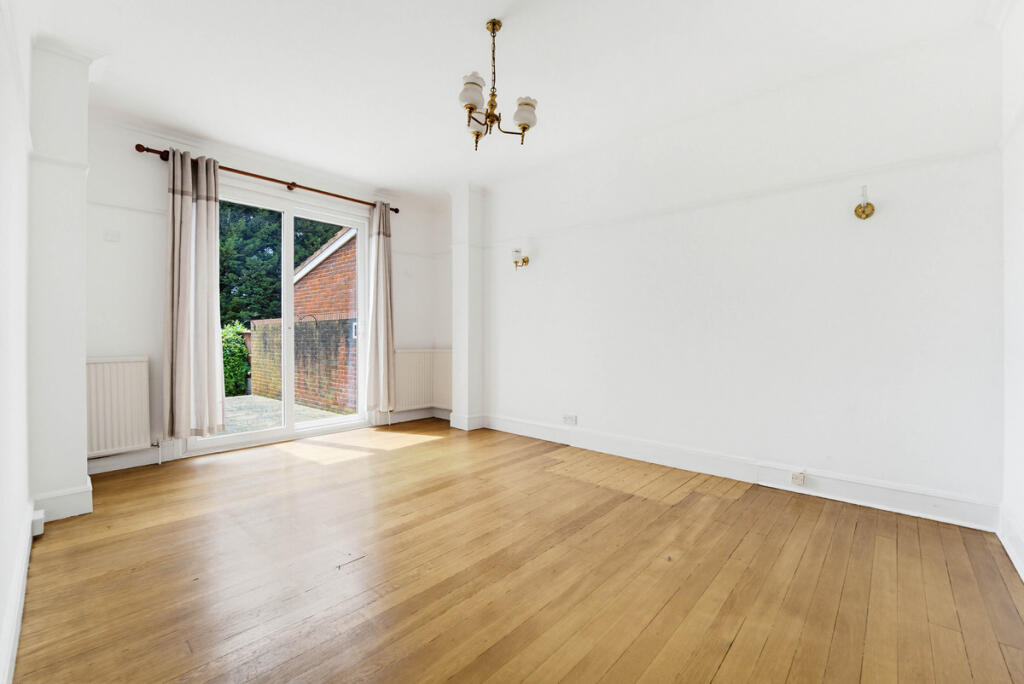 House in London, Rayners Lane - View 4