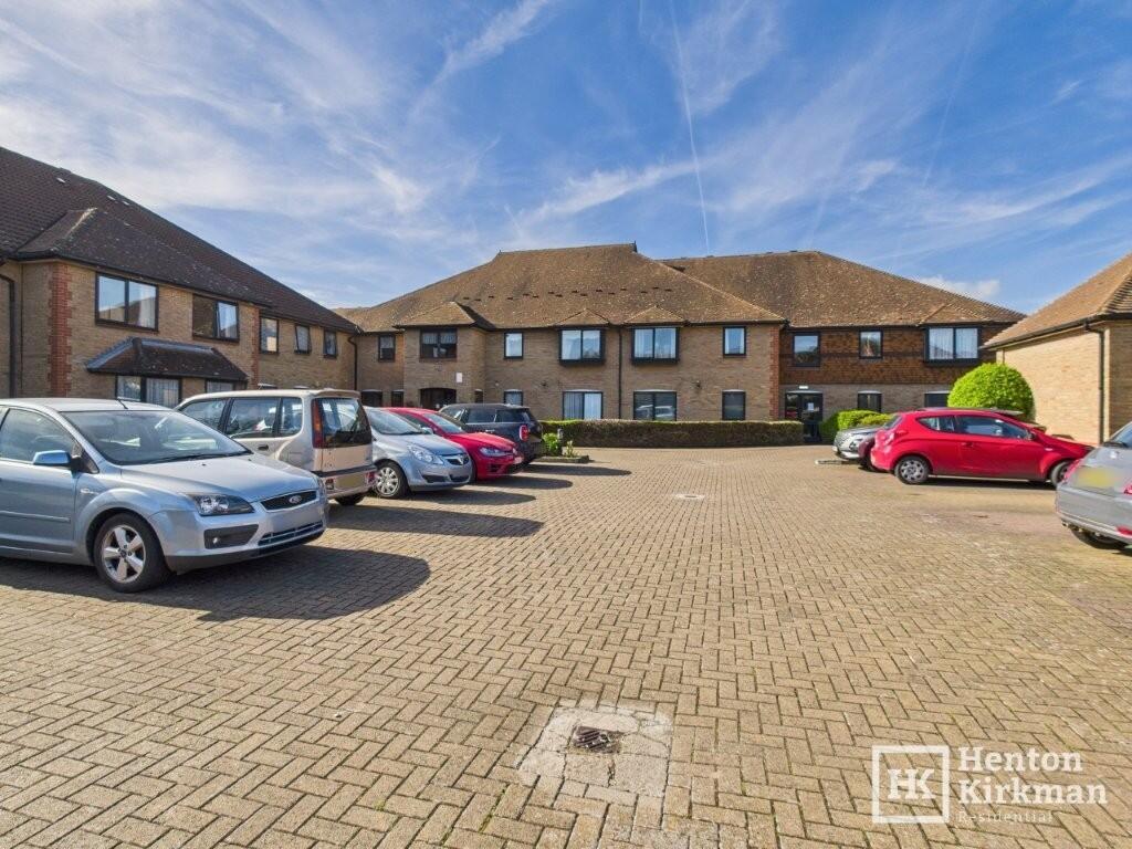 Apartment in Billericay, Queens Park - View 2