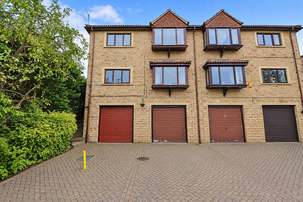 2-bed flat on Nab Wood Drive, Shipley, £150,000