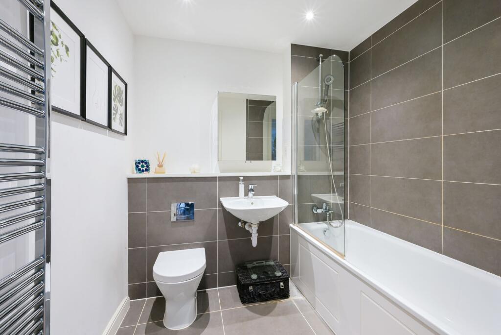 Apartment in Kingston upon Thames - More
