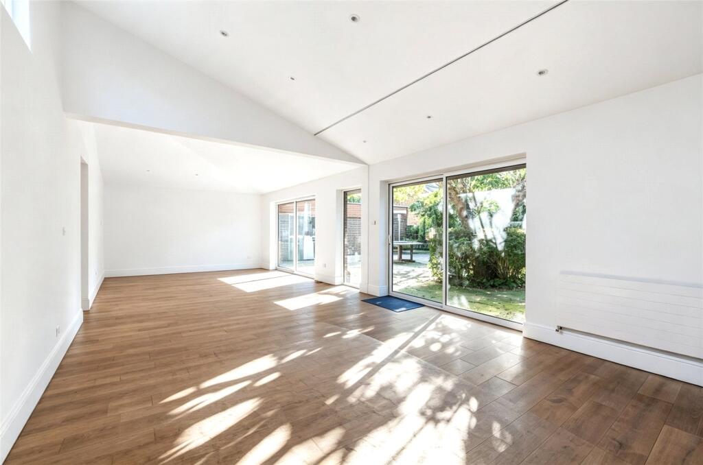 House in London, Hadley Wood - More