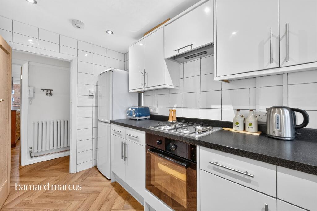 Apartment in London, Royal Borough of Kingston upon Thames - More