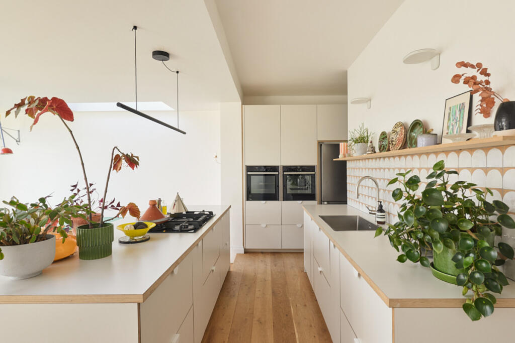 Sirdar Road, London, N22 6 photo 3