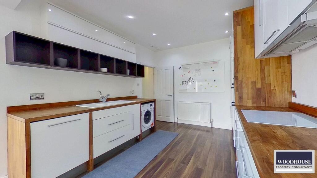 House in Broxbourne, Waltham Cross - More
