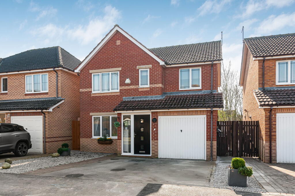 Main image of property: 32 High Grove Way, Kingswood, Hull, East Riding of Yorkshire, HU7 3JU