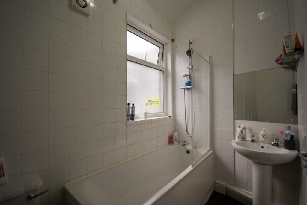 4 bedroom end of terrace house for rent