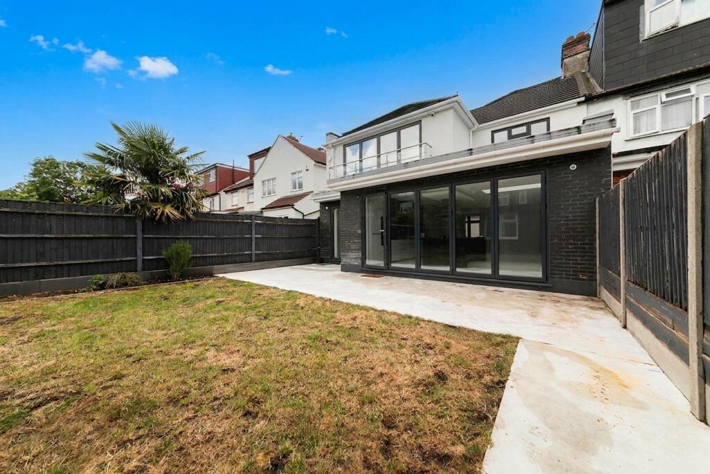5 bedroom semi-detached house for rent