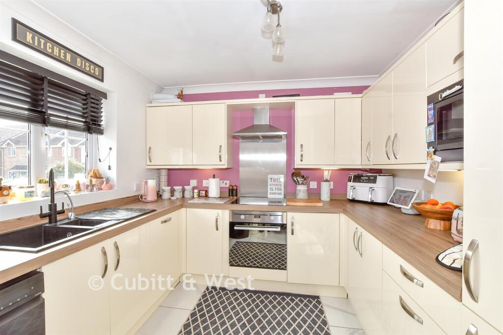 Goldcrest Close, Waterlooville, Hampshire photo 2