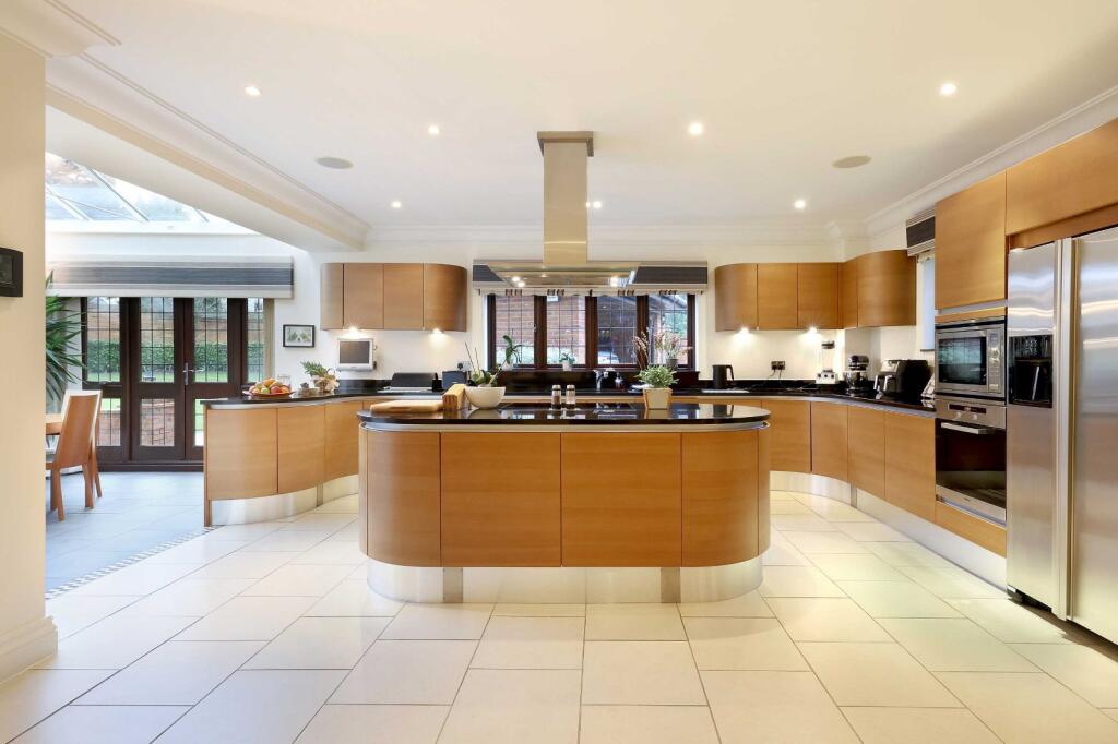 Finch Lane, Knotty Green, Beaconsfield, Buckinghamshire, HP9 photo 2