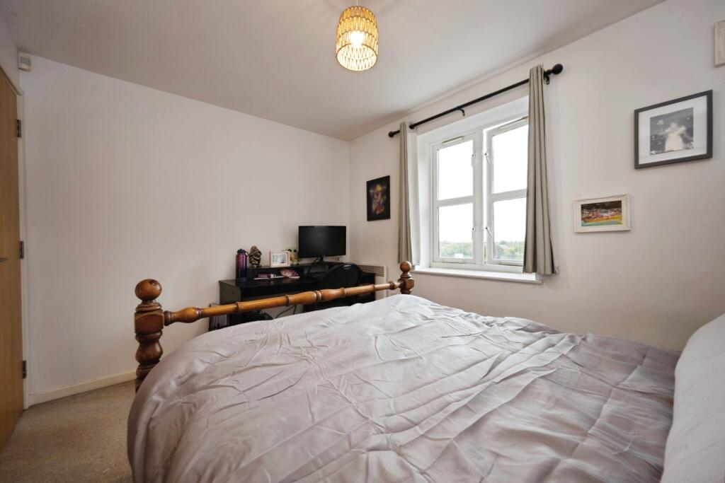 Apartment in Milton Keynes, Bedford - View 4