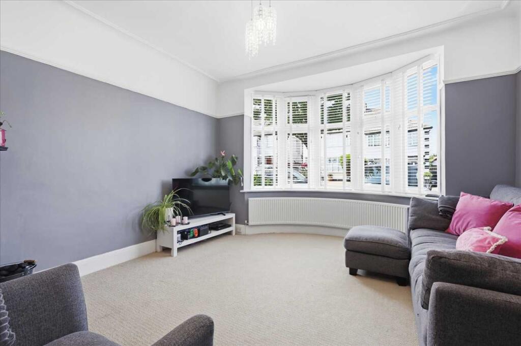 House in Southend-on-Sea - More