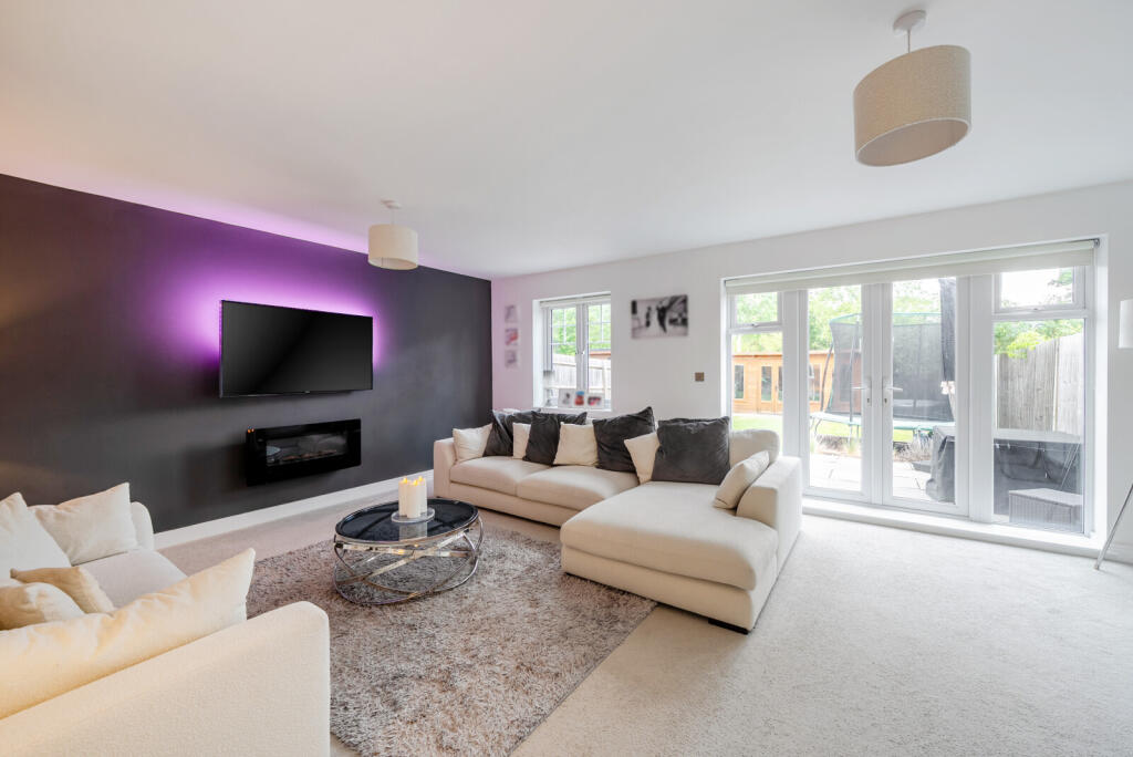 House in Mole Valley, Fetcham - View 3