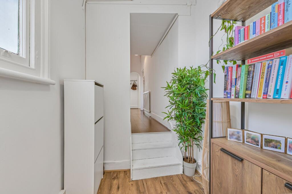 Apartment in London, Blenheim Gardens Estate, Brixton - View 5
