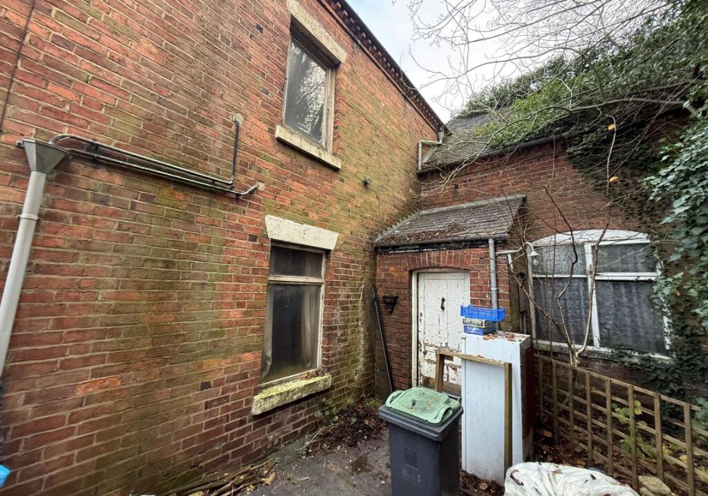 4-bed flat on 57A Station Street, Ashbourne, Derbyshire, DE6 1DE, £45,000