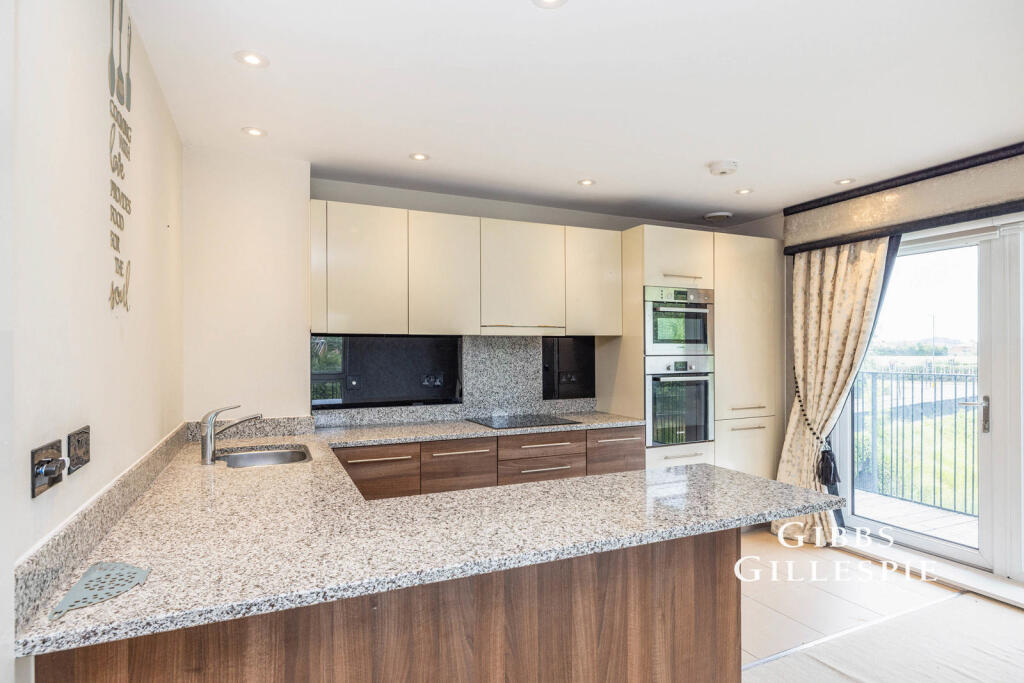 Apartment in London, Stanmore Place, Stanmore - View 3