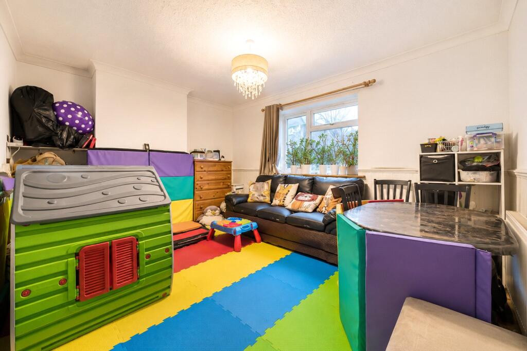 Apartment in Guildford, Westborough - View 3