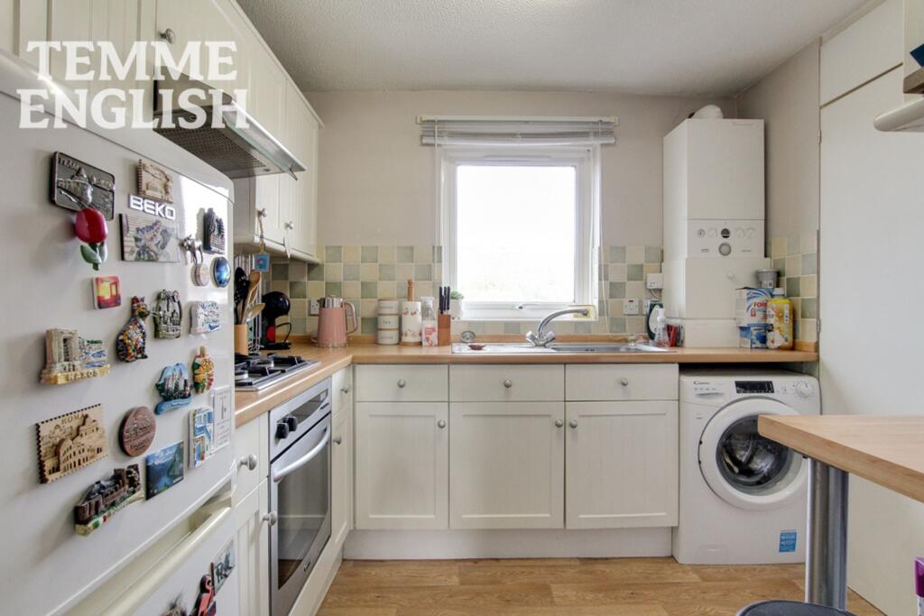 Apartment in Southend-on-Sea - More