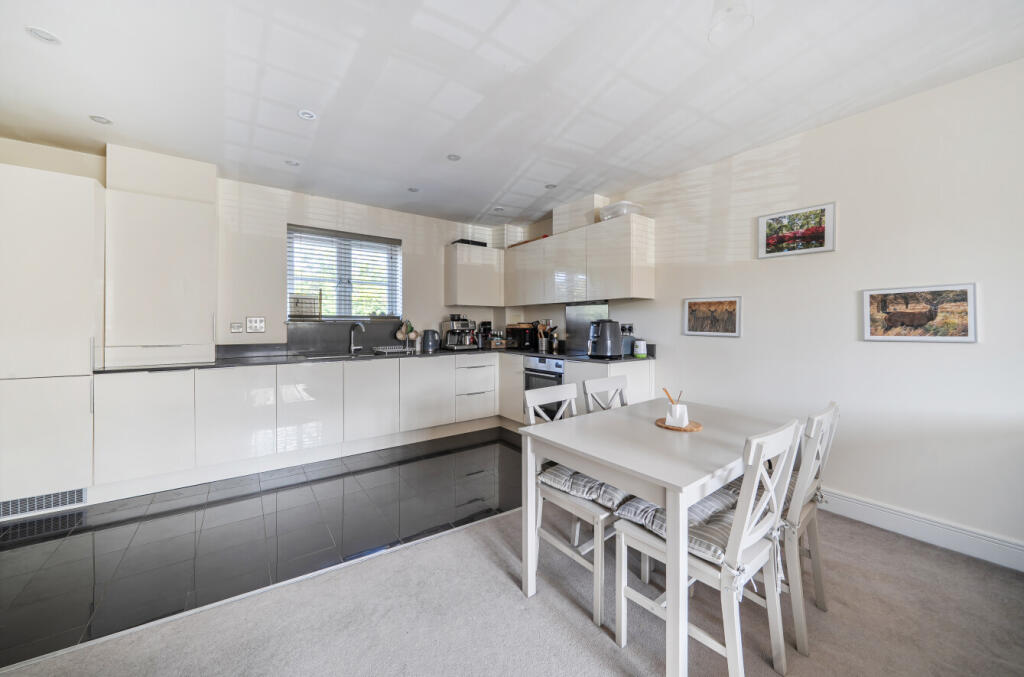 Apartment in Kingston upon Thames - View 2