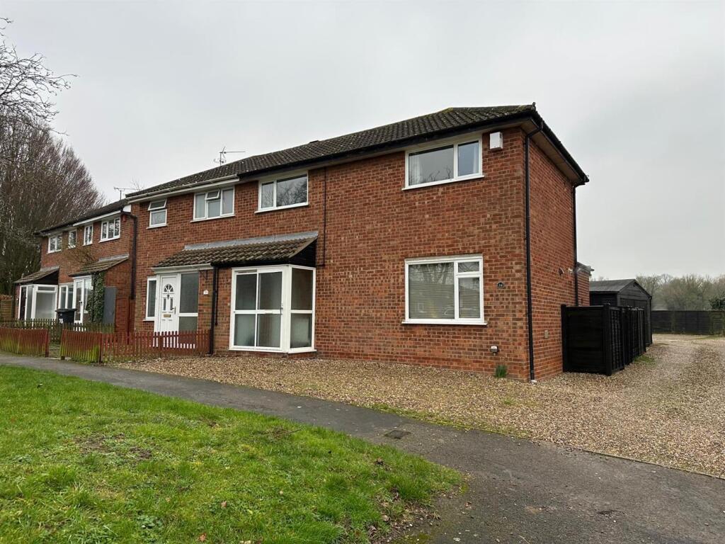3-bed semi-detached on Lavenham Way, Stowmarket, £250,000