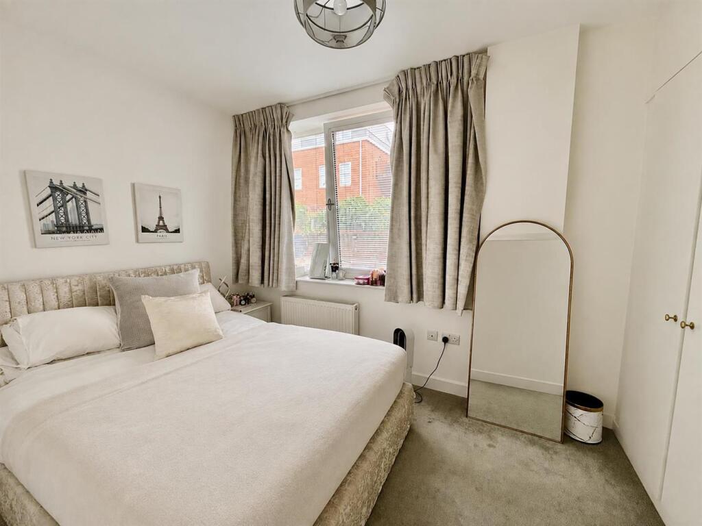 Apartment in Surrey Heath, Surrey - View 5