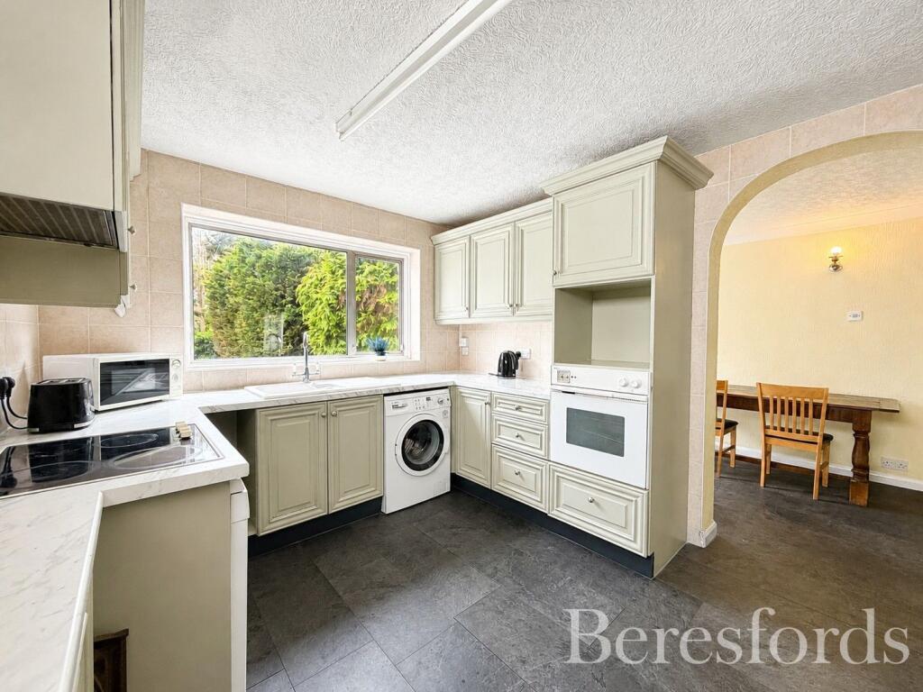 Highfield Crescent, Hornchurch, RM12 photo 3