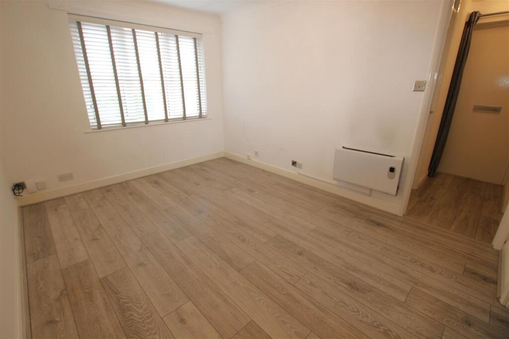 Apartment in Reading - View 5