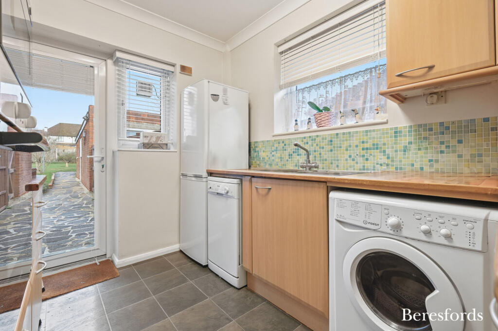 House in Brentwood, Hutton Mount - View 5