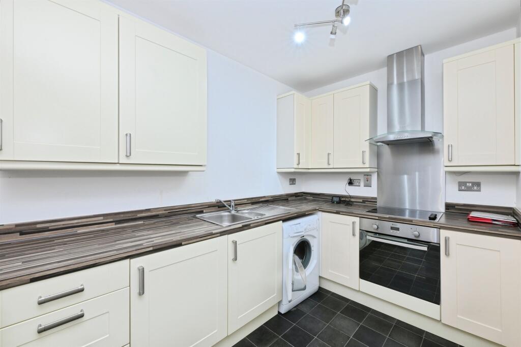 Goodes Court, Royston photo 2