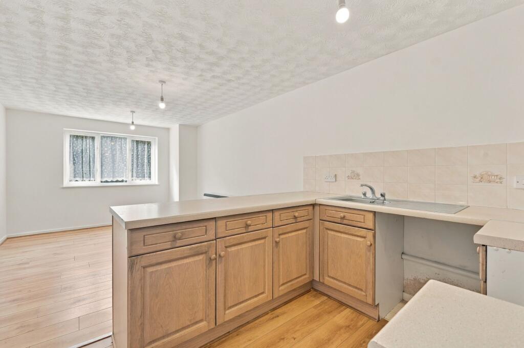 Apartment in Basildon, Essex - View 3