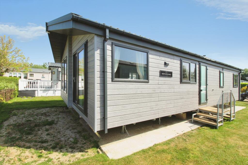 2-bed caravan on London Road, Lowestoft, NR33, £165,000
