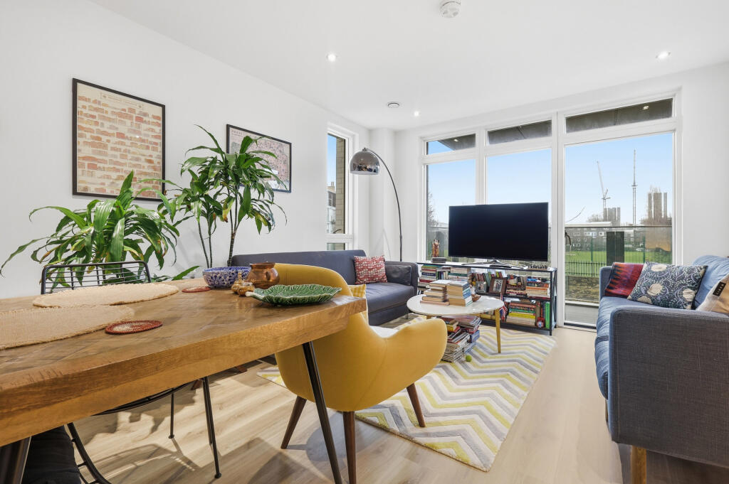 Main image of property: Chorley Court, Canary Wharf, E14