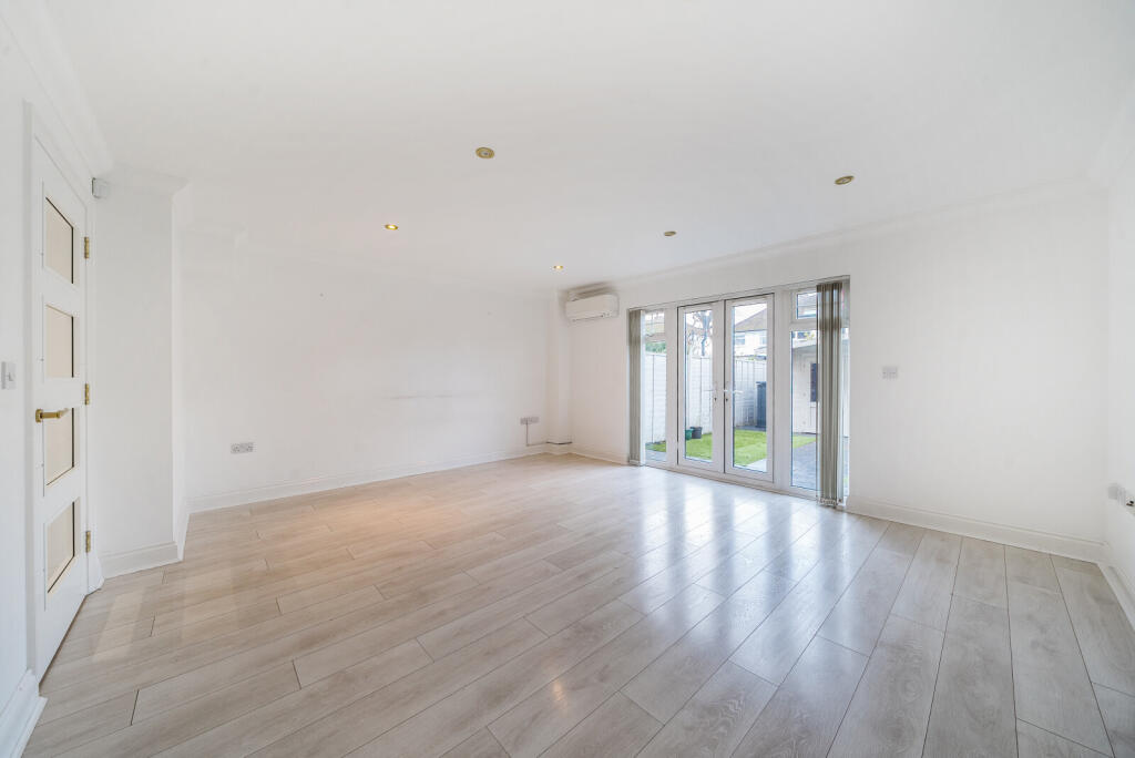 Loxley Close, Byfleet, KT14 photo 4