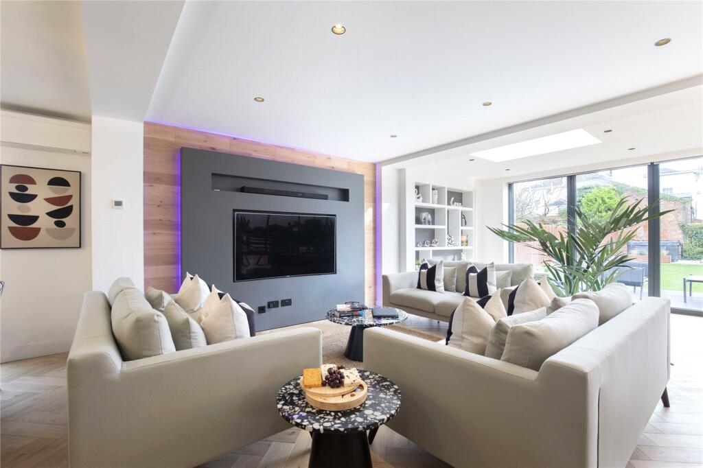 Walnut Close, Cheltenham, Gloucestershire, GL52 photo 4