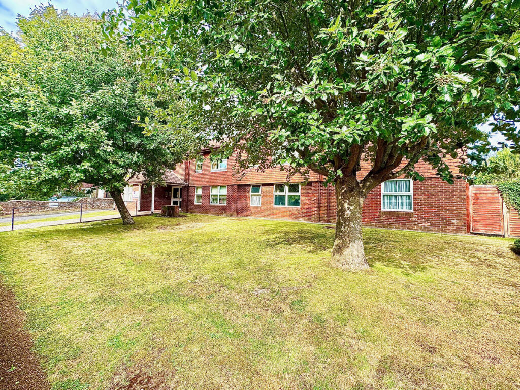 Apartment in Worthing, Broadwater - View 2