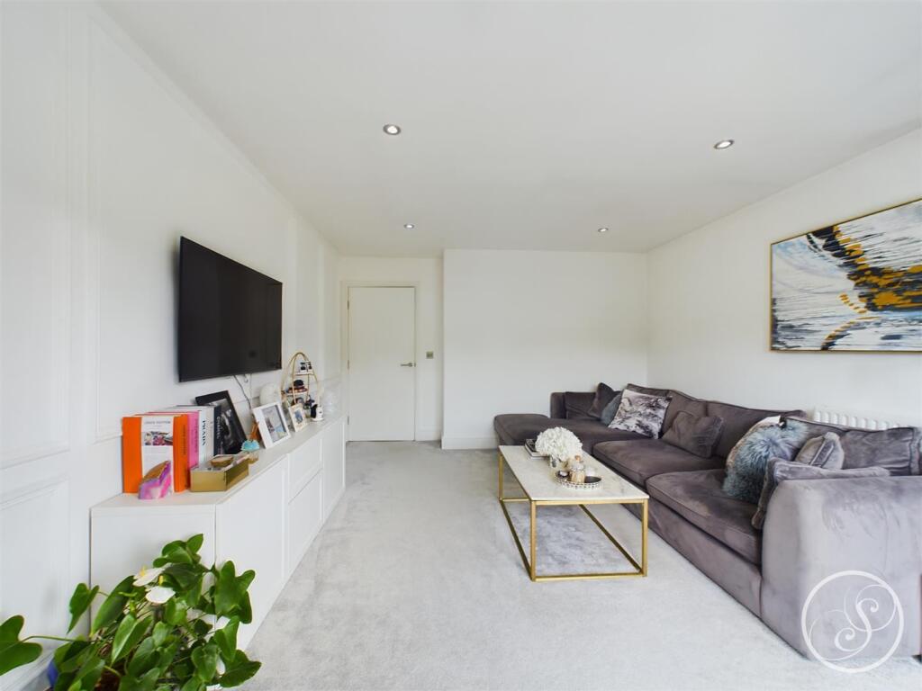 100A High Ash Drive, Leeds photo 4