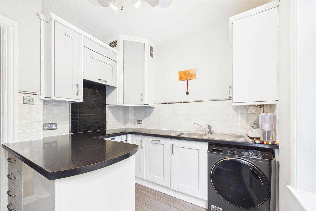 Apartment in Surrey Heath, Surrey - More