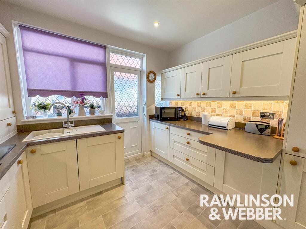 House in Elmbridge, Molesey - More