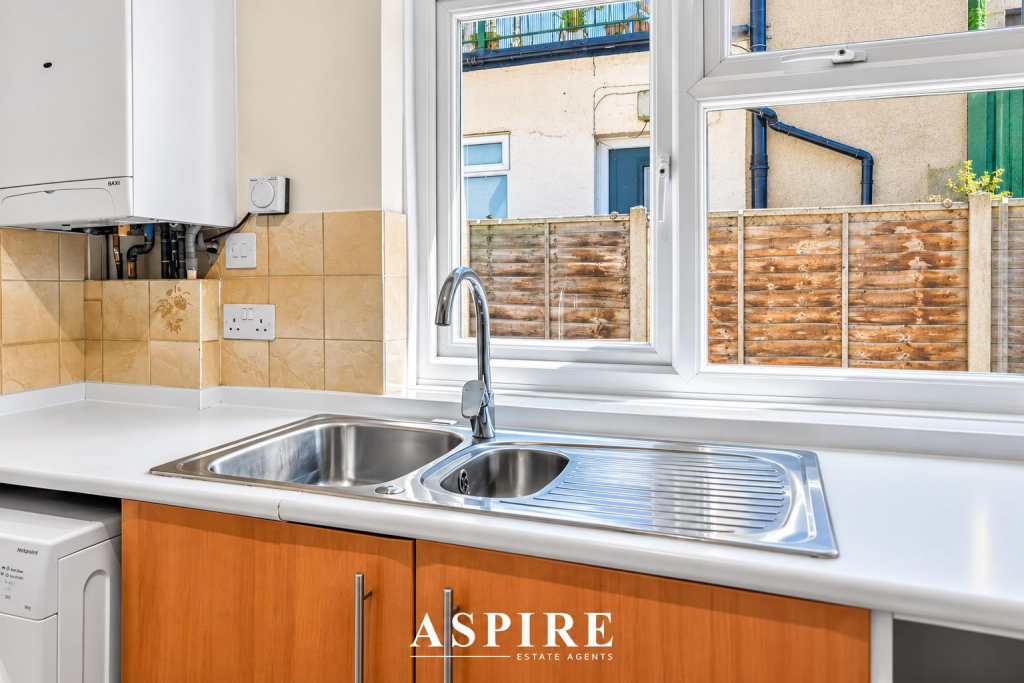Apartment in Southend-on-Sea - View 5