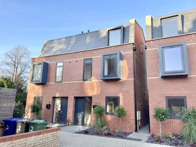 Main image of property: THE CURVE, WELHOLME AVENUE, GRIMSBY