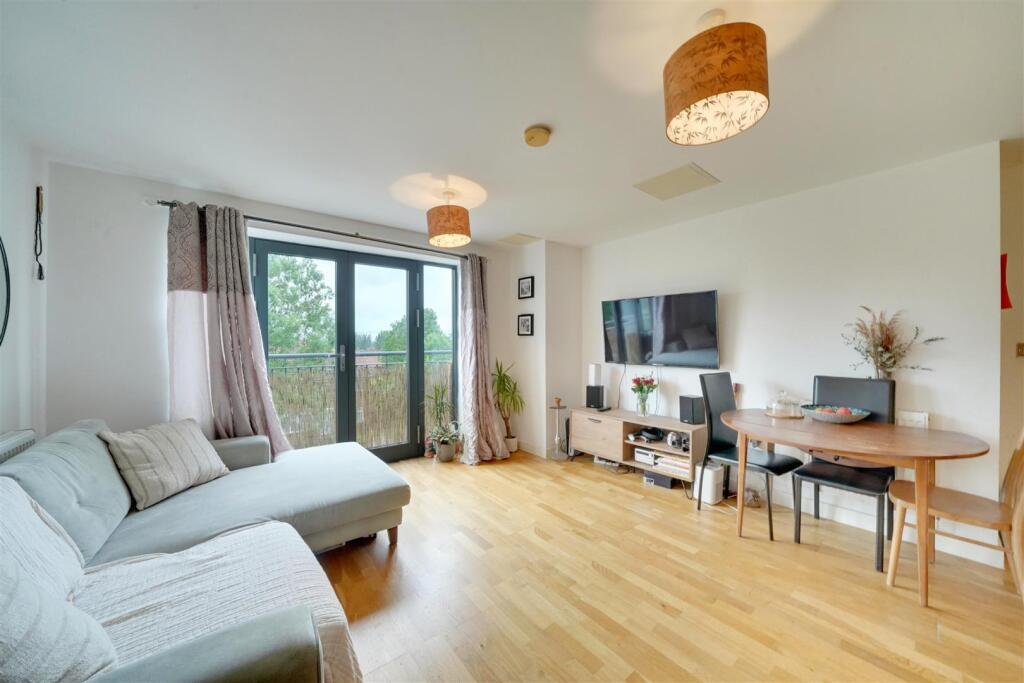 1-bed flat on Kings Head Hill, London, £245,000