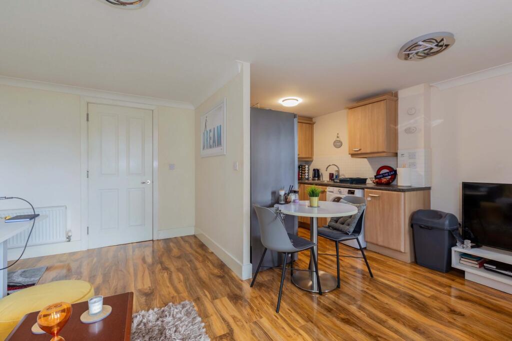 London Road, Langley, SL3 photo 3
