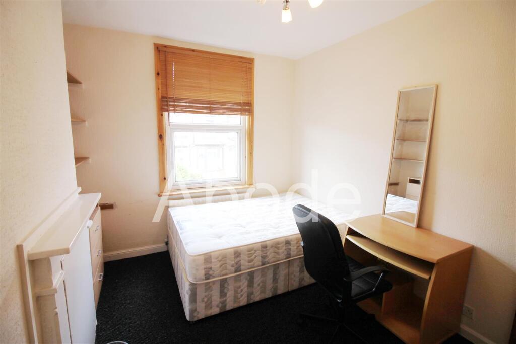 House in Leeds, Woodhouse Cliff, Woodhouse - View 4