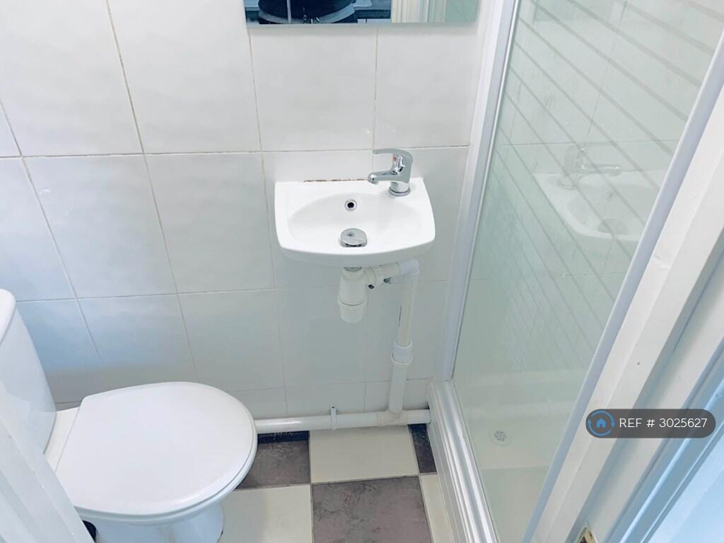 Apartment in Reading - View 5