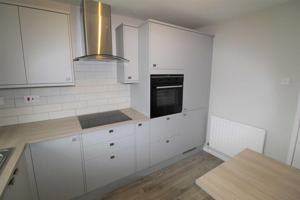 Lakeside Court, Lindley photo 2