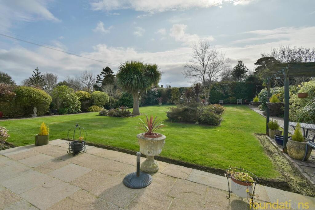 Cooden Drive, Bexhill-on-Sea, TN39 photo 3