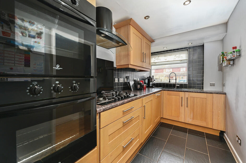 House in Blackwater, Darby Green, Yateley - View 4